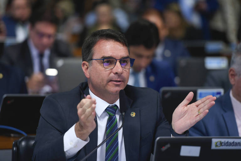 Flávio Bolsonaro contradiz Valdemar e diz que candidato no Rio não está definido