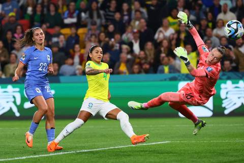 TOPSHOT - Brazil's forward #09 Debinha (C) shoots and scores her team's first goal during the Australia and New Zealand 2023 Women's World Cup Group F football match between France and Brazil at Brisbane Stadium in Brisbane on July 29, 2023. (Photo by Patrick Hamilton / AFP)
