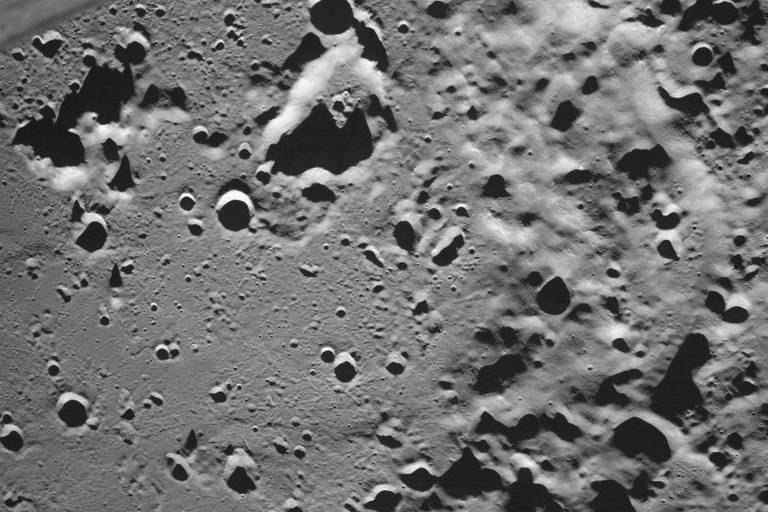 Imagem do solo lunar feita pela câmera da Luna-25. Pouso da sonda russa está previsto para segunda (21)