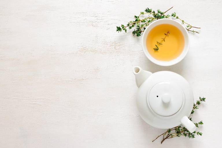 O simples ato de preparar e saborear um chá pode ser um ritual de pausa e reflexão, que nos ajuda a sair do turbilhão de pensamentos