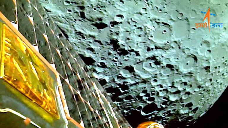 A espaçonave indiana Chandrayaan-3 tira uma selfie com a Lua ao fundo durante uma de suas órbitas na preparação para a alunissagem, entre os dias 23 e 24 deste mês