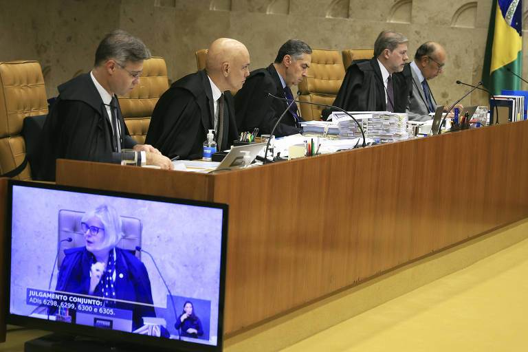 Cinco ministros aparecem sentados na sessão; além disso, tela mostra a ministra Rosa Weber falando
