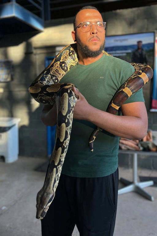 Matheus Felipe dos Reis é graduando em ciências biológicas na Universidade Federal de Goiás (UFG) e criador do perfil Legião Escamada nas redes sociais. Na foto, ele está com sua jiboia Nagini