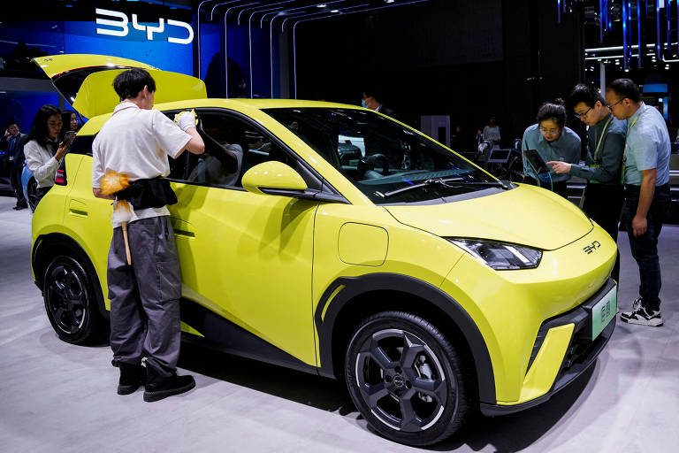 Funcionários preraram o ompacto elétrico BYD Seagull amarelo para ser exibido na edição 2023 do Salão do Automóvel de Xangai