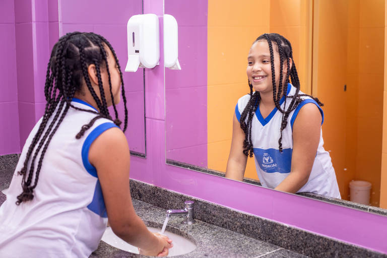 Aluna usa um dos banheiros reformados em escola municipal de Salvador 