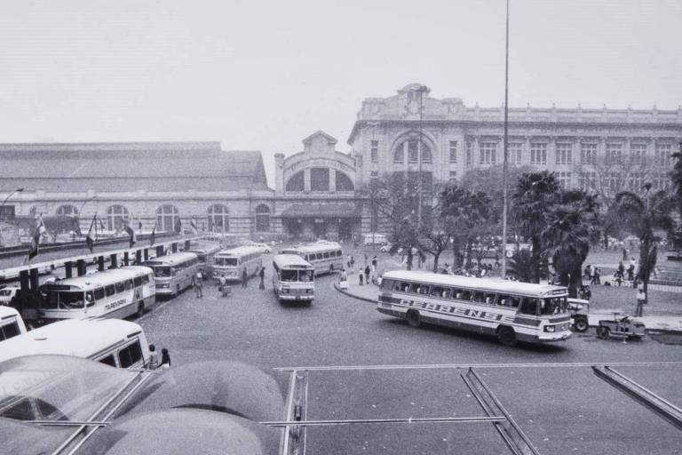 Ônibus e pessoas circulando na região da antiga rodoviária da Luz, na frente da estação Júlio Prestes