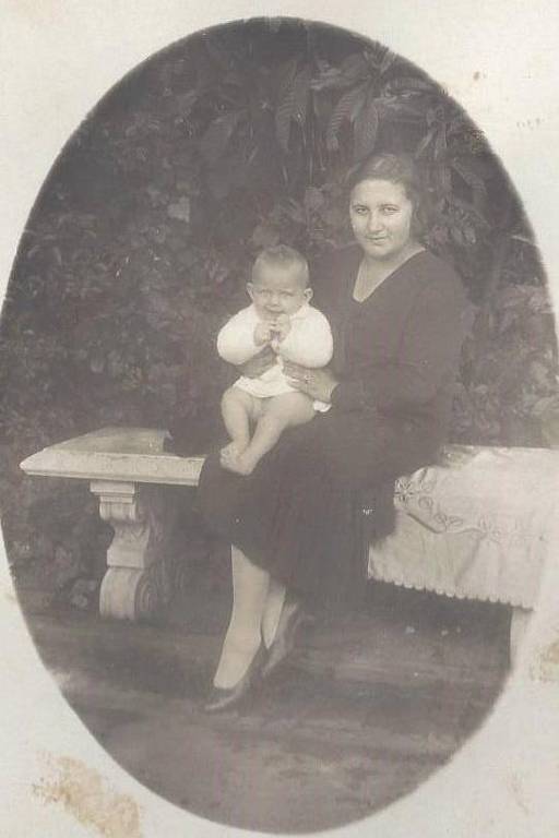 Frida com sua filha mais velha, em foto de 1925