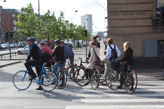 Ciclistas pedalam pelas ruas de Copenhague