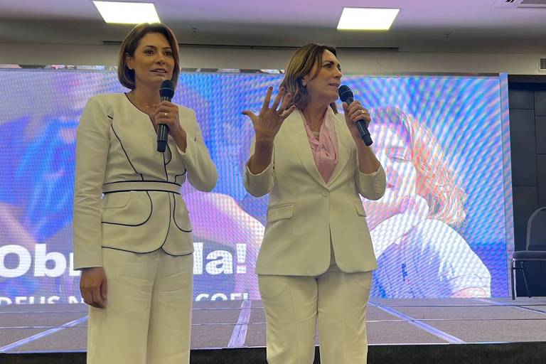 A ex-primeira-dama Michelle Bolsonaro (à esq.) e a deputada Rosana Valle em evento do PL