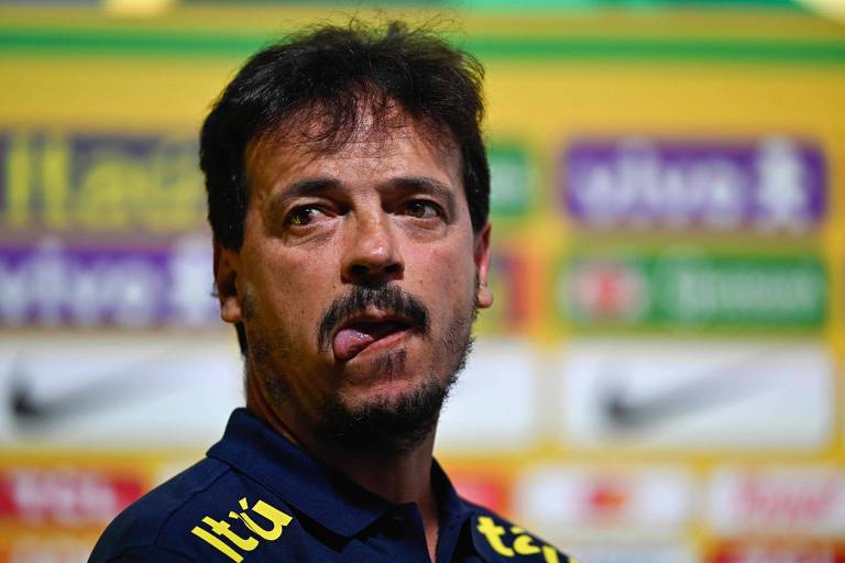 O técnico Fernando Diniz com a língua parcialmente para fora da boca na convocação da seleção brasileira, no Rio de Janeiro, para os jogos das Eliminatórias da Copa do Mundo contra Bolívia e Peru