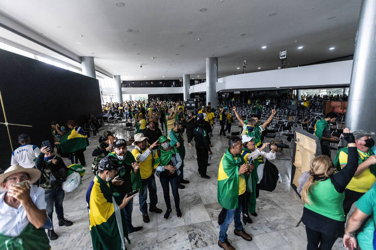 Golpistas invadem a praça dos Três Poderes e depredam os prédios do Palácio do Planalto, além do Congresso Nacional e do STF (Supremo Tribunal Federal), em Brasília