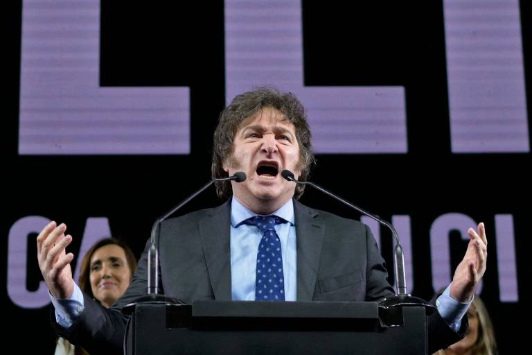 Javier Milei, candidato a presidente da Argentina, fala num púlpito