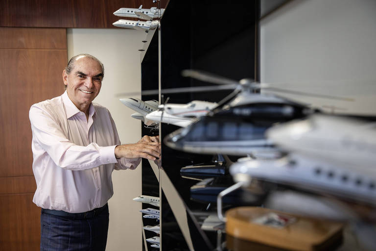 Michael Klein, com sua coleção de miniaturas de aviões e helicópteros, em seu escritório em São Caetano
