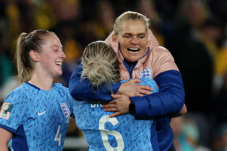 A jogadora Millie Bright abraça a técnica Sarina Wiegman após classificação inglesa para a final