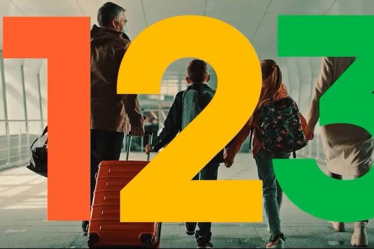Fotografia colorida de uma família composta por um pai, dois filhos e uma mãe vistos de costas em um aeroporto, com o logo da 123milhas à frente da imagem e ocupando toda a tela.