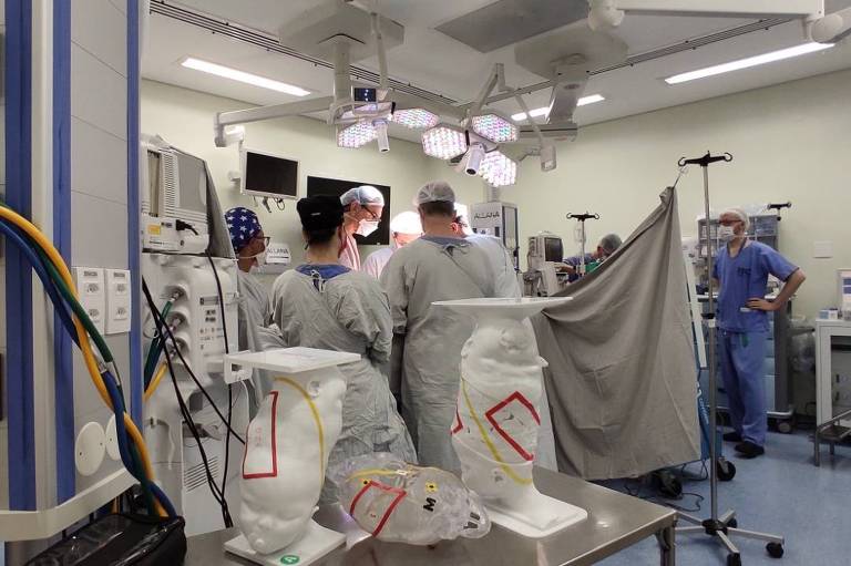Imagem mostra equipes médicas do HC de Ribeirão Preto durante o último procedimento para a cirurgia de separação das gêmeas siamesas Allana e Mariah