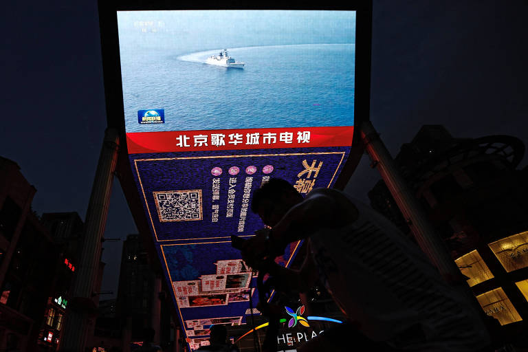 Tela exibe imagem de embarcação da Marinha da China durante exercício militar próximo a Taiwan