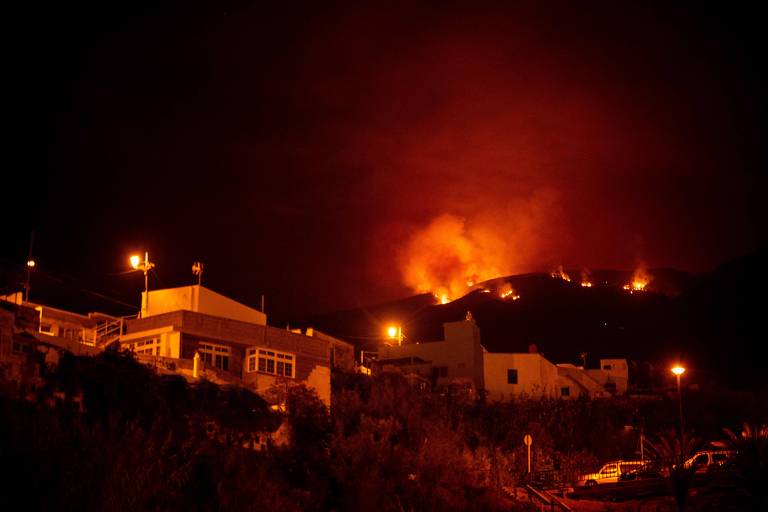 Incêndio florestal em colinas acima de casas do vale de Guimar, nas ilhas Canárias de Tenerife, na Espanha