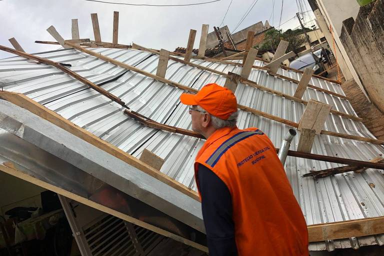 Telhado carregado pelo vento atinge três casas em Presidente Prudente