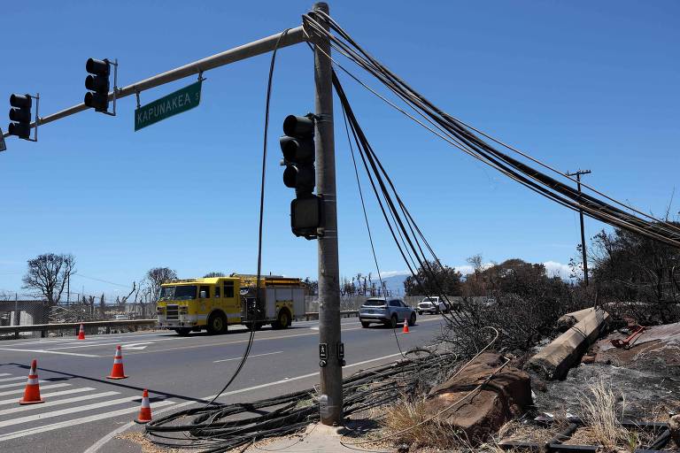 Linha de eletricidade destruída na cidade de Lahaina, no Havaí, após incêndio florestal que destruiu o local