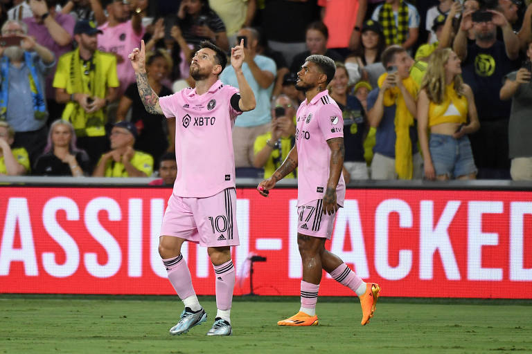Jogadores do Inter Miami, de rosa, comemoram um gol 