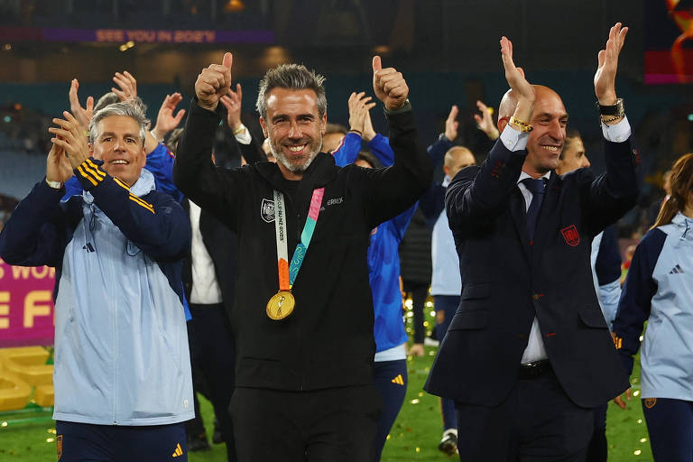 O treinador da Espanha, Jorge Vilda, comemora o título da Copa do Mundo sorrindo e fazendo sinal de positivo com as mãos