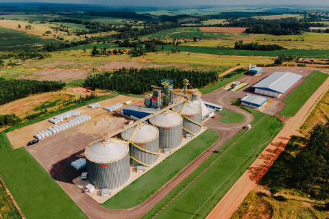 Estrutura de armazenagem de grãos da C.Vale no Alto Piquiri, noroeste do Paraná