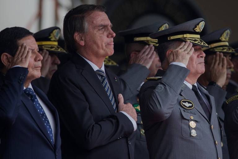 O presidente Jair Bolsonaro (PL) em cerimônia de formação de oficiais do Exército na Aman, em 2022