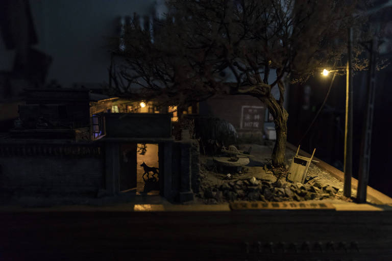 Representação do ambiente noturno em uma casa em miniatura feita por Shen Peng, na China 