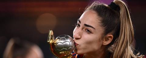 Spain's defender #19 Olga Carmona kisses the trophy after winning the Australia and New Zealand 2023 Women's World Cup final football match between Spain and England at Stadium Australia in Sydney on August 20, 2023. (Photo by FRANCK FIFE / AFP)