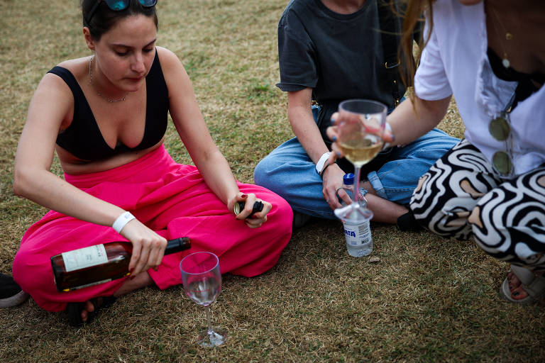 Amigos bebem vinho no festival gastronômico Taste SP, que chega ao seu último final de semana no Parque Villa-Lobos