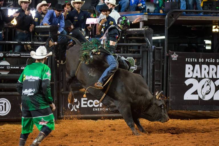 Peão de Crixas, GO, é campeão brasileiro do rodeio da PBR em Barretos, SP, Festa do Peão de Barretos 2023