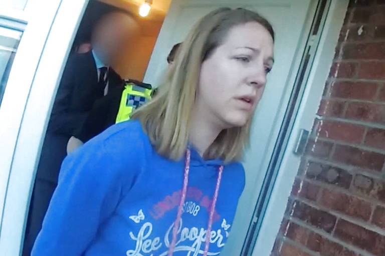 Lucy Letby quando foi presa, em 2018, pela polícia de Cheshire, no Reino Unido