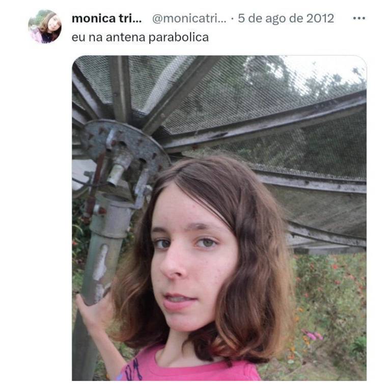 Captura de tela mostra tuíte clássico de Monica Trintin com sua foto na antena parabólica, e, ao lado, sem a imagem