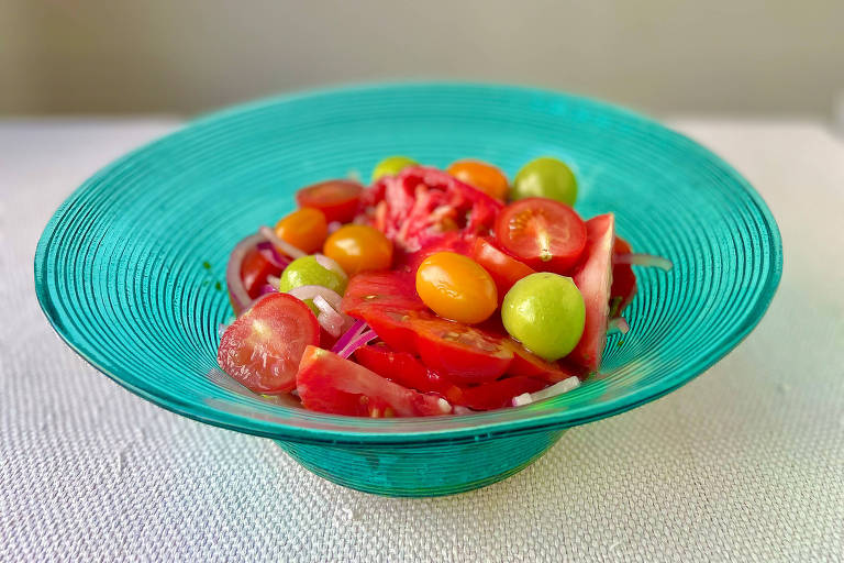 Salada de tomate, cebola e alho une sabores fortes para acompanhar churrasco