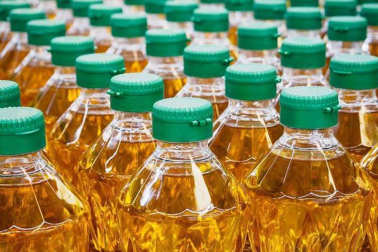 Imagem mostra várias garrafas de óleo de soja enfileiradas
