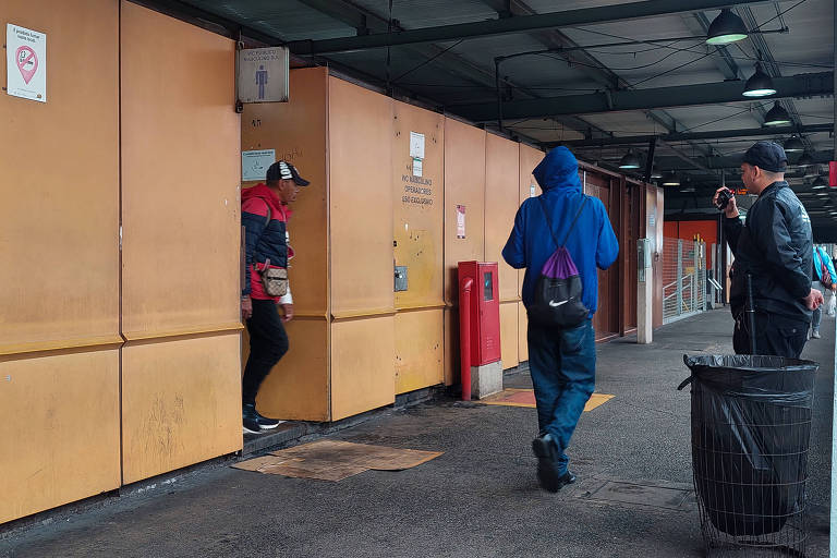 Moradores de rua se queixam de falta de banheiros públicos no centro de São Paulo