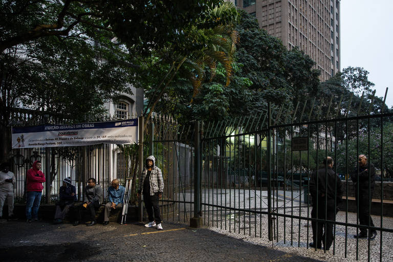 A entrada do Poupatempo Sé, onde os moradores em situação de rua costumam ir ao banheiro; o local é um dos poucos disponíveis para uso no centro de São Paulo, mas onde dizem que são desrespeitados