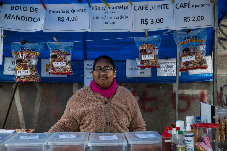 A falta de banheiros públicos também afeta os comerciantes do centro de São Paulo, como Ana Lourdes Carneiro, 55, que trabalha ao lado do Poupatempo Sé e sempre que precisa utiliza o sanitário da unidade