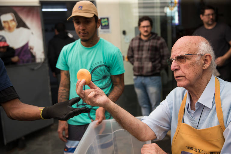 O padre Julio Lancellotti distribui sabonetes a moradores de rua na paróquia São Miguel Arcanjo, na Mooca; ele afirma que toda questão ligada à higiene é inacessível ao povo das ruas