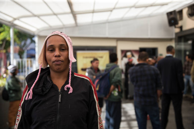 Um exemplo é Samara Nattacha Nascimento Germanos, 36, que recebe ajuda do padre Julio Lancellotti; ela diz que não há vagas para mulheres nos albergues da região, o que dificulta ainda mais sua situação