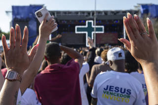 31 Marcha para Jesus .  Evangelicos acompanham apresentacao de shows em palco  montado ao lado do  aeroporto Campo de Marte