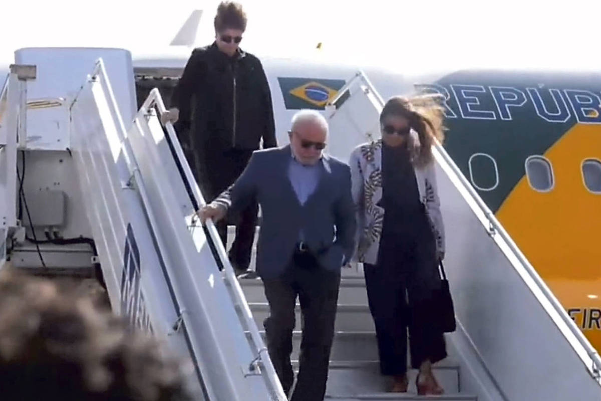 Lula arrives alongside Dilma to participate in the BRICS summit in South Africa
