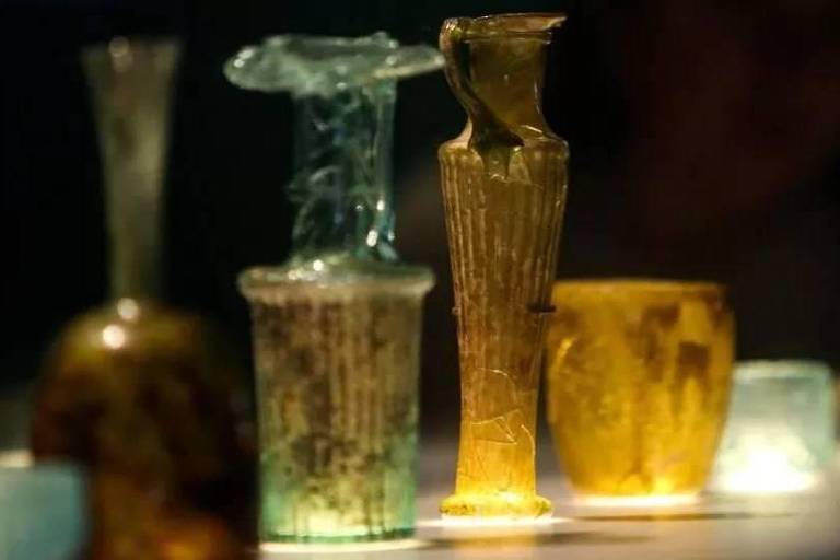 Foto de arquivo de vasos de vidro antigos danificados durante a explosão do porto de Beirute em 2020 e exibido no Museu Britânico em Londres