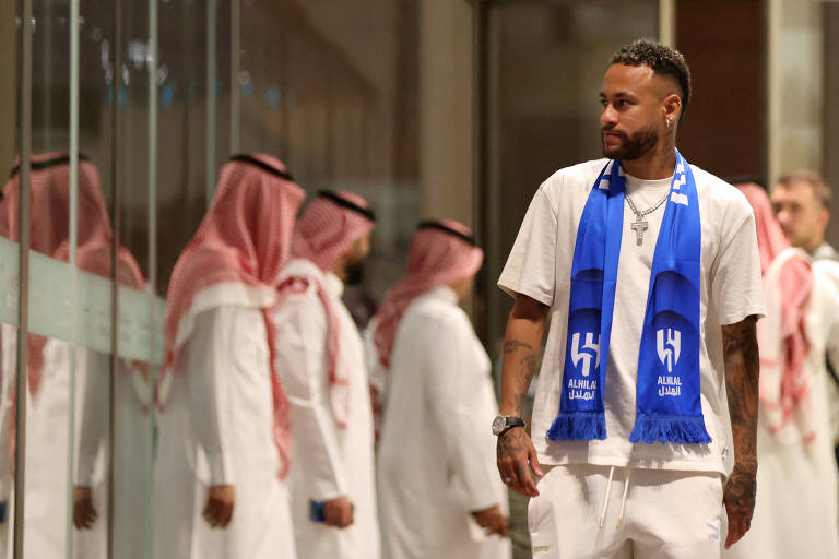 O atacante brasileiro Neymar chega em Riad após assinar contrato com o clube Al-Hilal