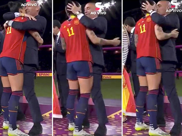 Em cena dividida em três quadros, Luis Rubiales, presidente da Real Federação Espanhola, segura o rosto de Jenni Hermoso e lhe dá um beijo na boca na cerimônia de entrega das medalhas de ouro para a equipe campeã da Copa do Mundo