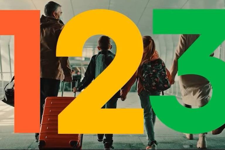 Fotografia colorida de uma família composta por um pai, dois filhos e uma mãe vistos de costas em um aeroporto, com o logo da 123milhas à frente da imagem e ocupando toda a tela.