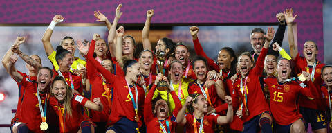 Soccer Football - FIFA Women's World Cup Australia and New Zealand 2023 - Final - Spain v England - Stadium Australia, Sydney, Australia - August 20, 2023 Spain celebrate with the trophy after winning the world cup REUTERS/Hannah Mckay