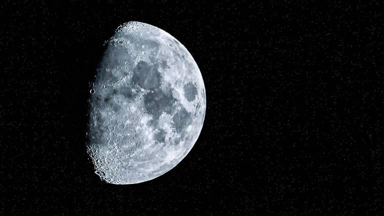 Foto fechada da Lua, aparecendo suas crateras