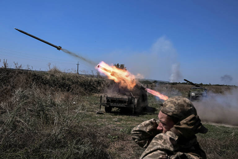 Integrante de brigada ucraniana participa de lançamento de mísseis próximo à linha de frente na região de Zaporíjia, na Ucrânia